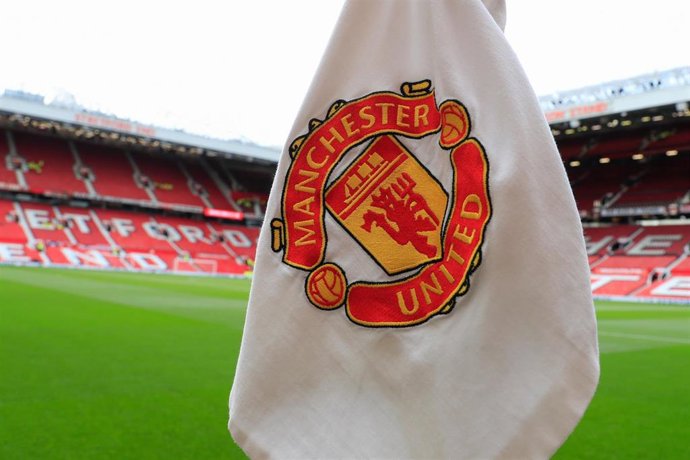 Archivo - Banderín del Manchester United en Old Trafford