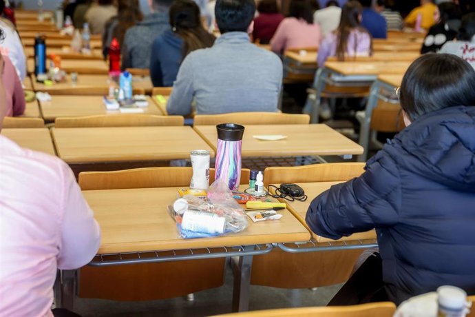 Archivo - Objetos personales en una mesa durante las pruebas de Formación Sanitaria Especializada convocada por el Ministerio de Sanidad en la Facultad de Informática de la Universidad Complutense de Madrid, a 21 de enero de 2023.