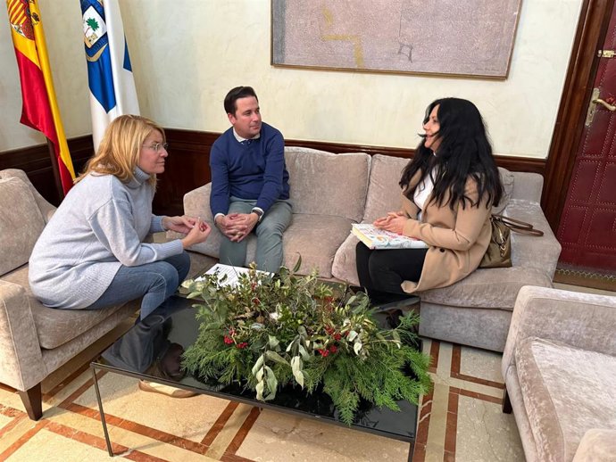 El Ayuntamiento de Huelva asegura que el servicio de Atención al Ciudadano respondió 13.800 consultas en 2024. La alcaldesa, Pilar Miranda, incrementa las entrevistas personales con ciudadanos hasta las 170 citas de enero a diciembre del pasado año.