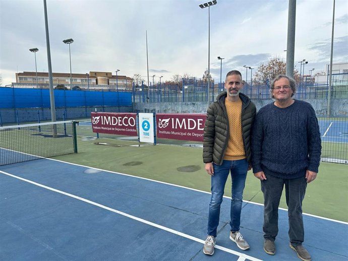 El concejal socialista en el Ayuntamiento de Córdoba Ángel Ortiz (i) en visita a instalaciones deportivas.