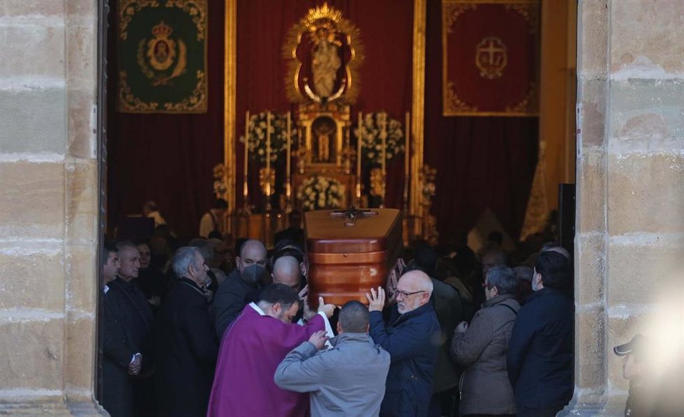 Archivo - El féretro del sacristán Diego Valencia sale a hombros de la Iglesia de La Palma en enero de 2023.
