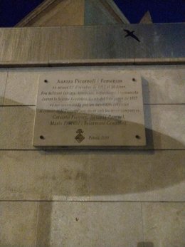 La placa en recuerdo y homenaje a Aurora Picornell y les Roges del Molinar una vez efectuada la intervención de los operarios de Emaya