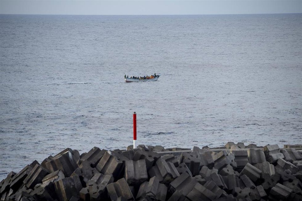 Archivo - Un cayuco a su llegada al puerto de La Restinga, a 7 de diciembre de 2024, en El Hierro, Canarias (España). 