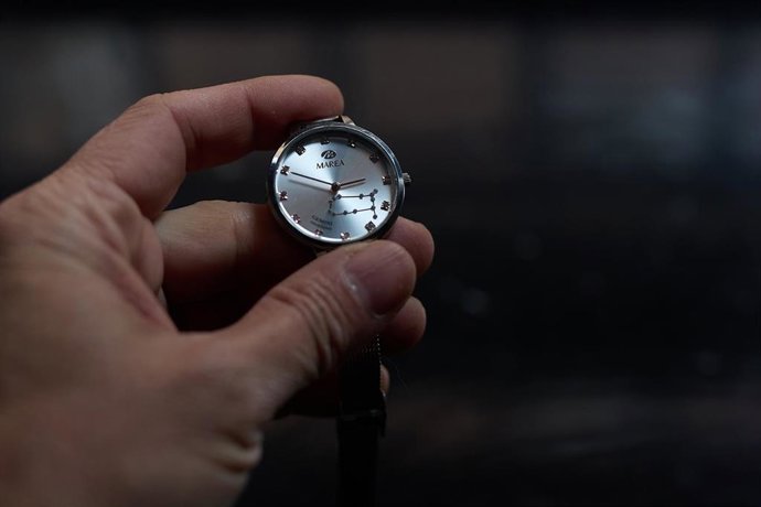 Archivo - Una persona cambia la hora a 30 de marzo de 2024, en Madrid (España).