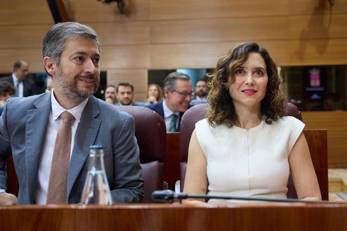 Archivo - El consejero de Presidencia, Miguel Ángel García Martín, y la presidenta de la Cominudad de Madrid, Isabel Díaz Ayuso, durante un pleno en la Asamblea de Madrid, a 24 de octubre de 2024, en Madrid (España).