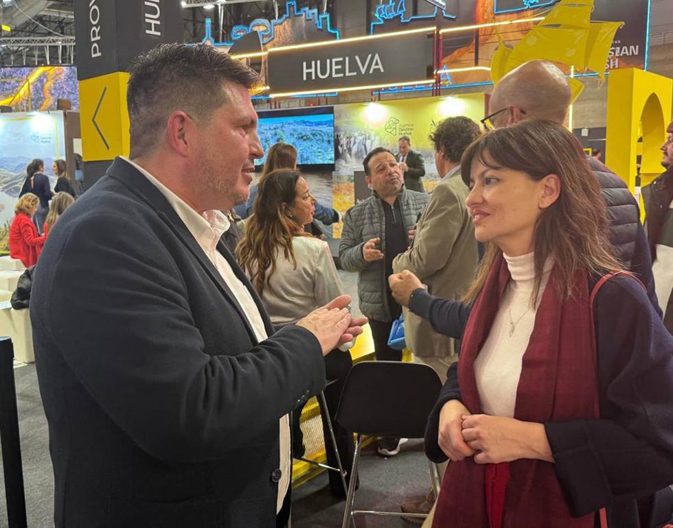 El coordinador provincial de Izquierda Unida en Huelva, Marcos Toti, ha destacado el crecimiento del sector turístico onubense durante su encuentro con la ministra de Juventud e Infancia, Sira Rego (IU), en el marco de Fitur.