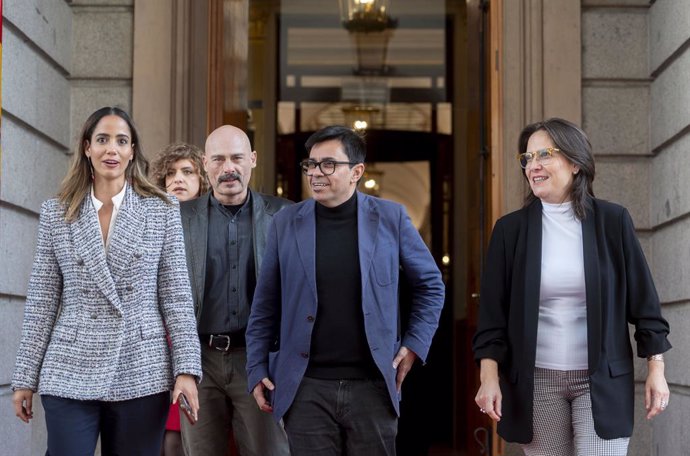 Archivo - Els diputats de Sumar al Congrés, Tesh Sidi i Txema Guijarro, i el secretari primer de la Mesa del Congrés i diputat de Sumar, Gerardo Pisarello