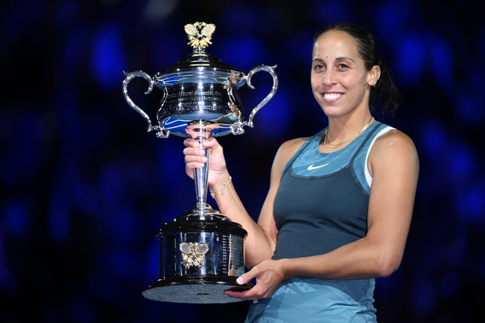 Madison Keys posa con el trofeo del Abierto de Australia