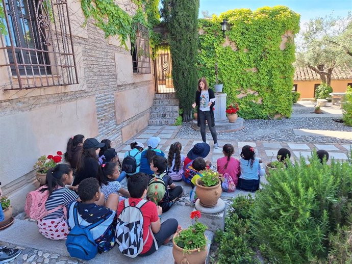Visita de menores derivados a los servicios sociales a los monumentos de Granada mediante el convenio de colaboración entre el Ayuntamiento y la Fundación Granada CF.