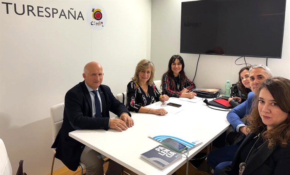 Representantes de la Diputación de Palencia y Turespaña se reúnen en Fitur