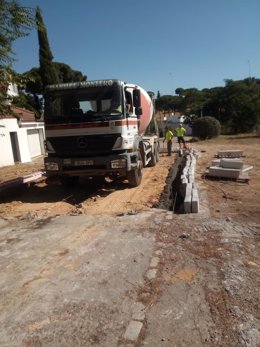 Archivo - Imagen de archivo de una obra de repavimentación de la calle Pino Flandes en los Pinares de Oromana de Alcalá de Guadaíra (Sevilla)