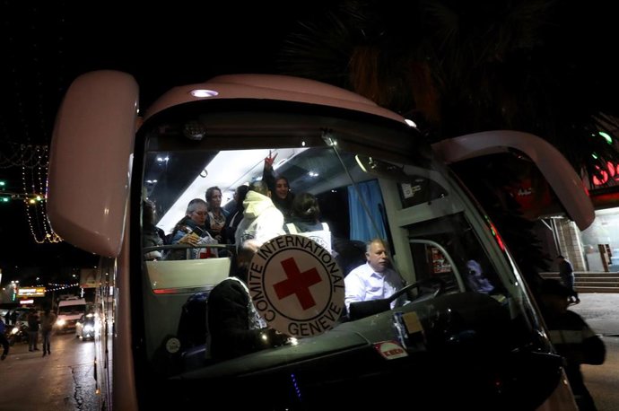 Archivo - Autobús del Comité Internacional de la Cruz Roja con presos palestinos liberados el 19 de enero de 2025