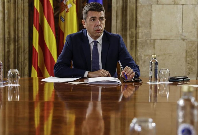 El 'president' de la Generalitat, Carlos Mazón, durante la Mesa de Diálogo Social, en el Palau de la Generalitat, a 24 de enero de 2025