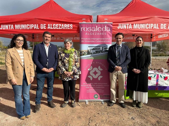 El consejero de Fomento e Infraestructuras, Jorge García Montoro, visita el solar donde se ubicará el residencial de 'La Rosaleda', un modelo de 'cohousing' que se incluirá en el nuevo decreto de vivienda asequible.