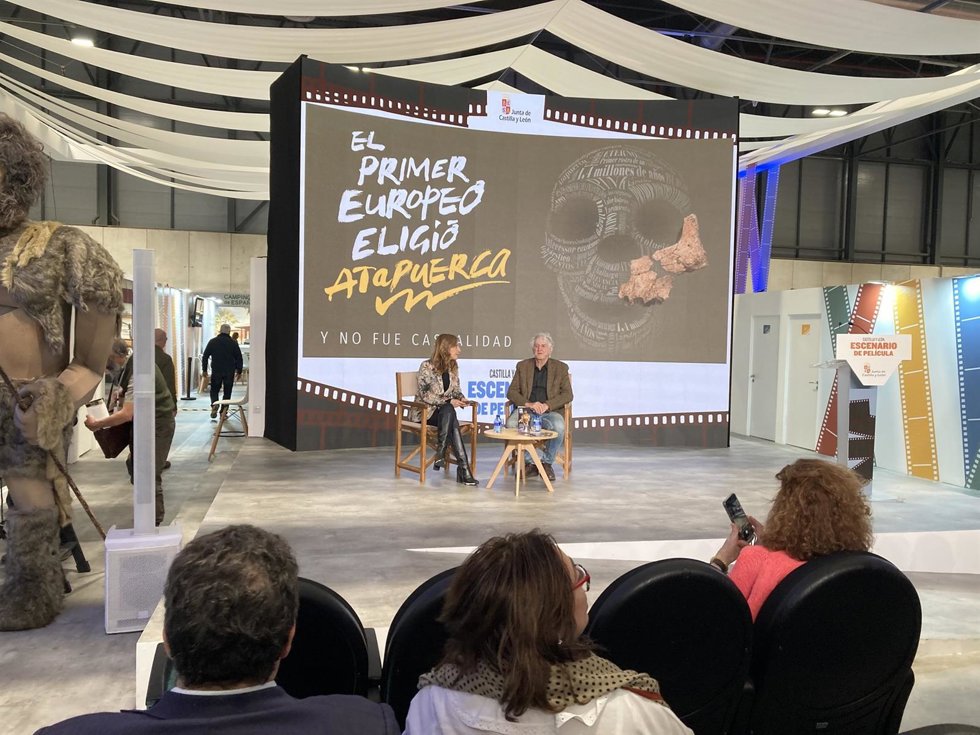 La viceconsejera de Acción Cultural, Mar Sancho, y el director científico del Museo de la Evolución Humana, Juan Luis Arsuaga, en Fitur