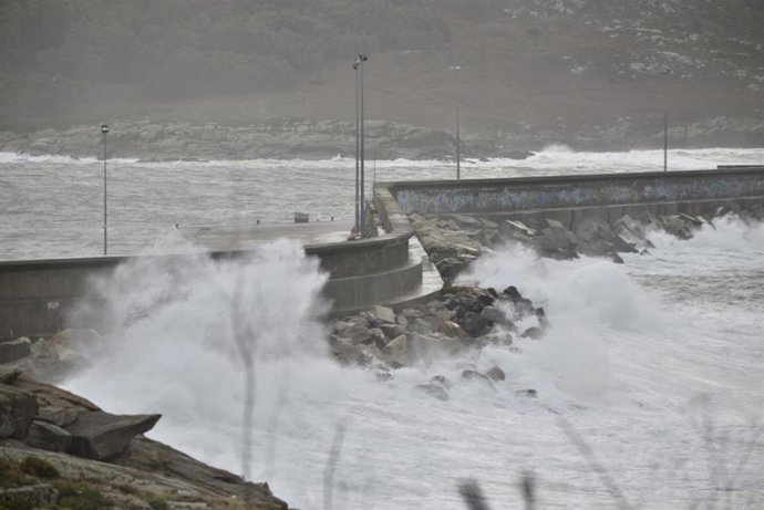 Archivo - Oleaje durante el paso de la borrasca 'Ciarán',  a 2 de noviembre de 2023, en Corme-Aldea, Ponteceso, A Coruña, Galicia (España). 