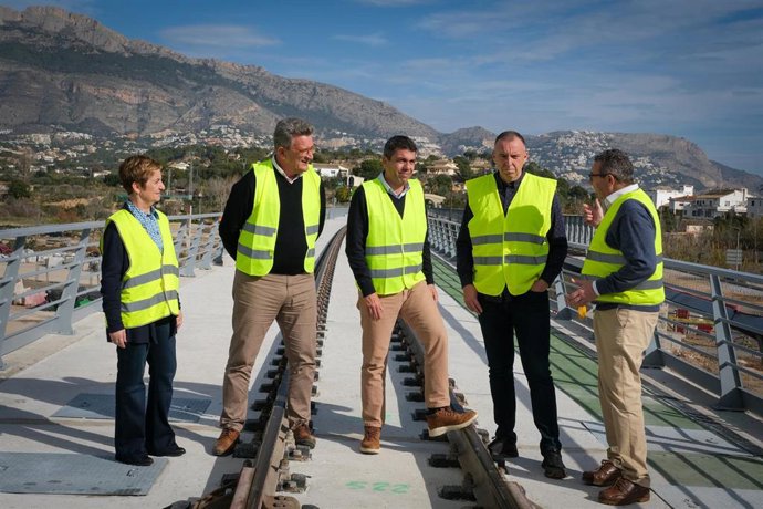 El president de la Generalitat, Carlos Mazón, visita a los nuevos puentes de Algar y Mascarat sobre las vías del TRAM d'Alacant