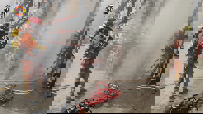 Bomberos dan por controlado un incendio en una nave de productos tecnológicos en Loriguilla