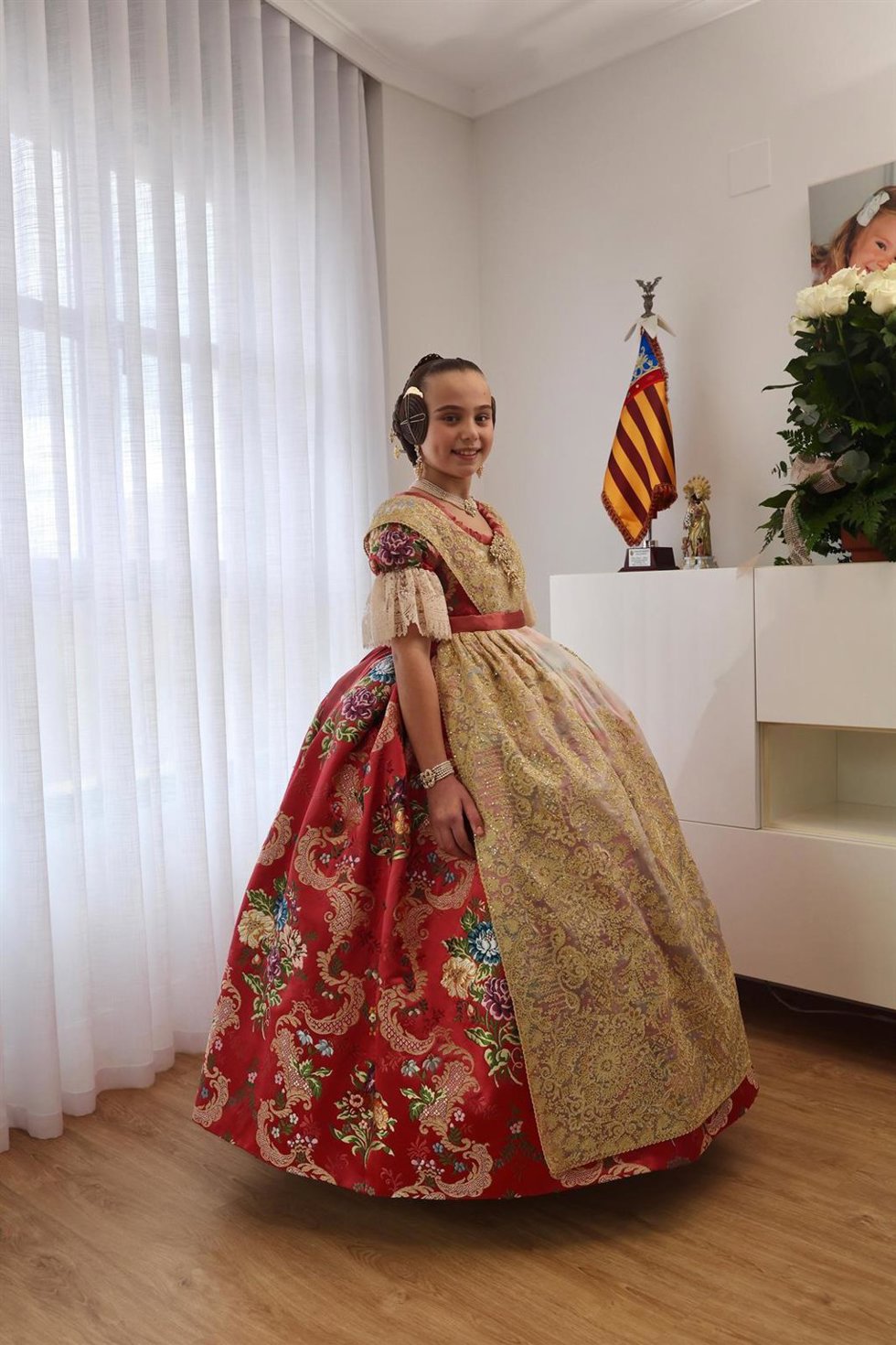 El coralina, el color del espolín de Lucía García para su exaltación como fallera mayor infantil de Valncia