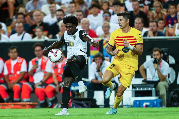 Archivo - Thierry Correia Valencia CF and Robert Lewandowski of FC Barcelona in action during the Spanish league, La Liga EA Sports, football match played between Valencia CF and FC Barcelona at Mestalla stadium on August 17, 2024, in Valencia, Spain.