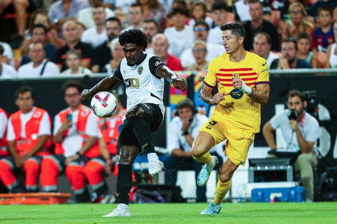 Archivo - Thierry Correia Valencia CF and Robert Lewandowski of FC Barcelona in action during the Spanish league, La Liga EA Sports, football match played between Valencia CF and FC Barcelona at Mestalla stadium on August 17, 2024, in Valencia, Spain.