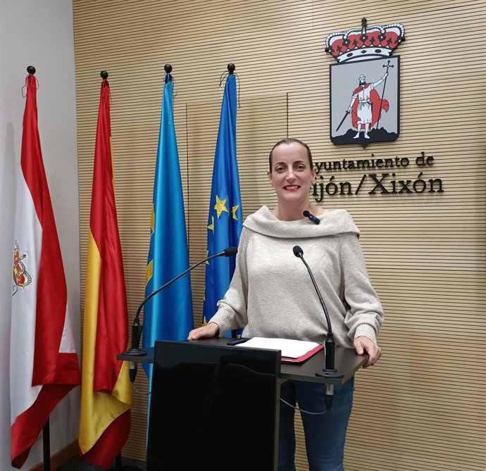 Archivo - La concejala del Grupo Municipal Socialista de Gijón María Caunedo, en rueda de prensa en el Consistorio gijonés.
