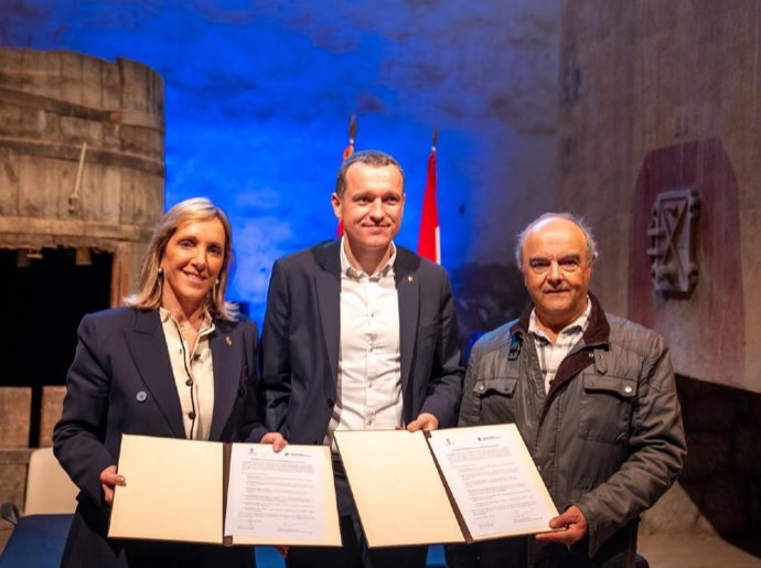 Firma del acuerdo para la cesión del espacio para la futura masía de la 'calçotada', a 25 de enero de 2025, en Valls (Tarragona)