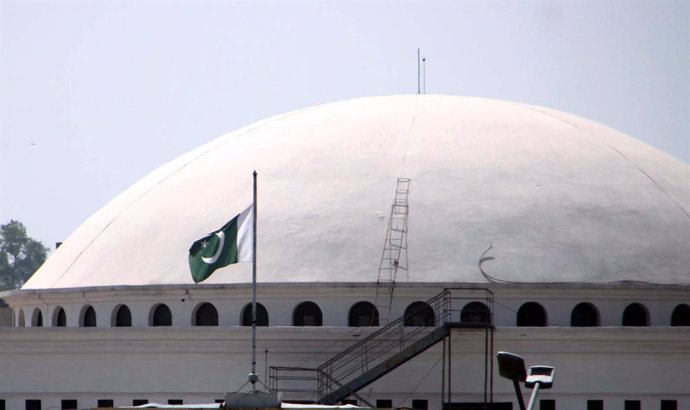 Archivo - Bandera de Pakistán frente a la Asamblea regional de la región de Jíber Pajtunjua