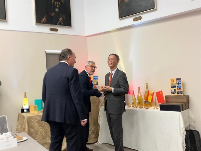 El embajador de China en España, Yao Jing, visita la Cámara de Comercio de Valencia, invitado por el presidente de la entidad, José Vicente Morata.
