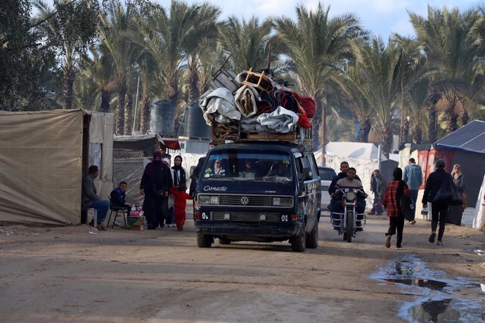 January 24, 2025, Al-Zawayda, Gaza Strip, Palestinian Territory: Displace Palestinians who left the southern Gaza Strip where they had taken refuge, arrive with their belongings northwest of Nuseirat in the central part of the strip, at the nearest point 