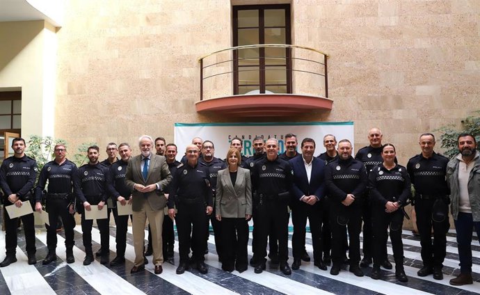 La alcaldesa de Jerez, María José García-Pelayo, con los nuevos cargos de la Policía Local.