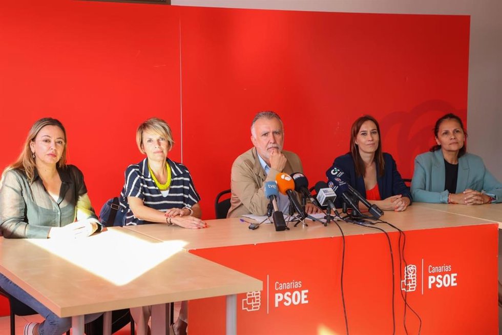 Archivo - El secretario general del PSOE Canarias, Ángel Víctor Torres, preside la Comisión Ejecutiva Regional