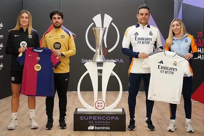 De izda a dcha: Alexia Putellas y Pere Romeu junto a Alberto Toril y Olga Carmona