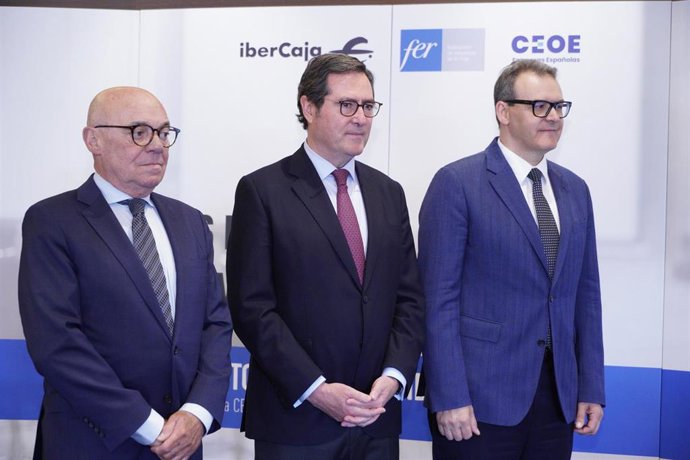 Archivo - (I-D) El presidente de la FER, Jaime García-Calzada, el presidente de CEOE, Antonio Garamendi y el director territorial de Ibercaja, José Ángel Pérez Álvarez 