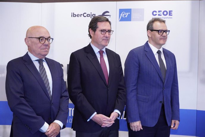 Archivo - (I-D) El presidente de la FER, Jaime García-Calzada, el presidente de CEOE, Antonio Garamendi y el director territorial de Ibercaja, José Ángel Pérez Álvarez durante la conferencia ‘Las empresas, ante los nuevos retos de 2023’, en el Restaurante