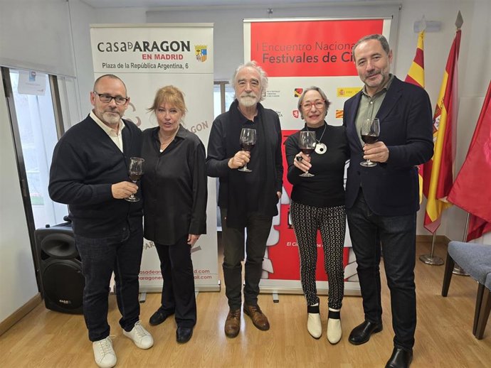 La actriz aragonesa Luisa Gavasa, segunda por la derecha, entre los invitados al primer Encuentro Nacional de Festivales de Cine celebrado este sábado en la Casa de Aragón en Madrid.