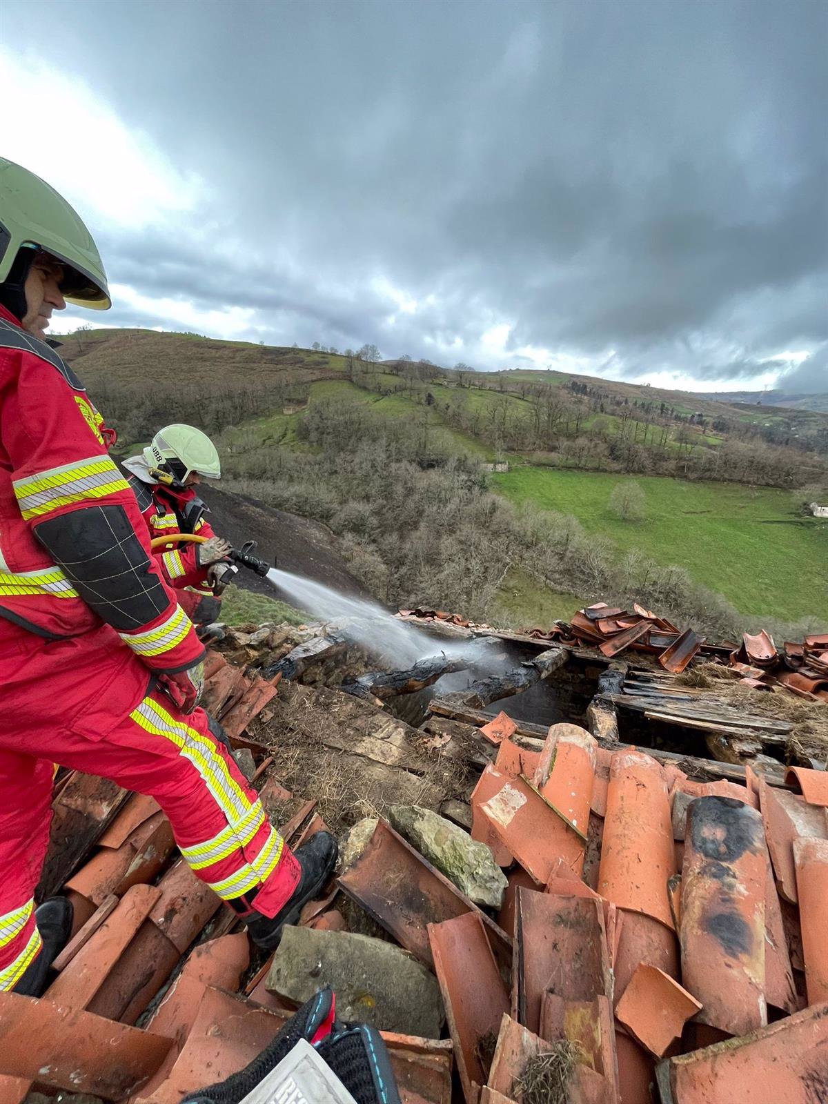 Bomberos sofocan un incendio en una cabaña en Pisueña