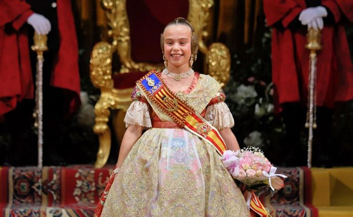La fallera mayor infantil de València de 2025, Lucía García, durante el acto de su exaltación