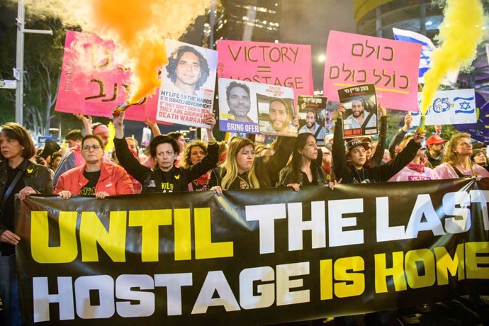 January 18, 2025, Tel Aviv, Israel: Protest outside the Prime Minister's Office in Tel Aviv: Demonstrators are calling on the government and Netanyahu to honor the signed agreement and resist pressure from coalition members advocating for its violation. T