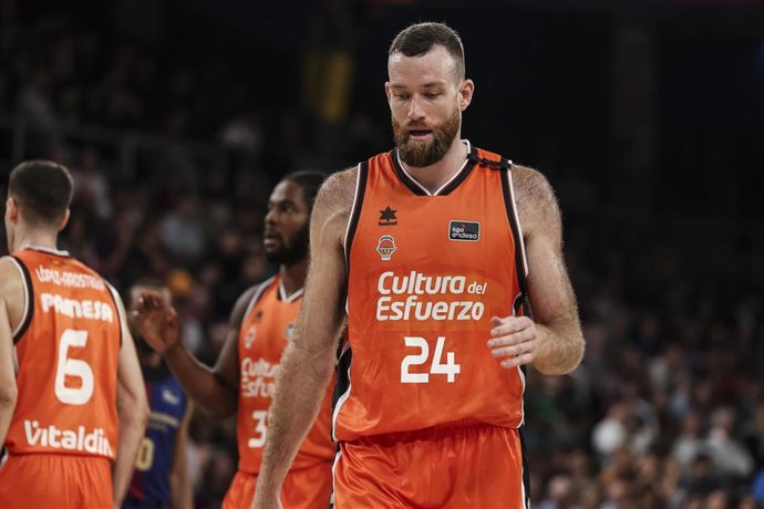 Archivo - Matt Costello of Valencia Basket looks on during the Liga Endesa ACB, match played between FC Barcelona and Valencia Basket at Palau Blaugrana on November 17, 2024 in Barcelona, Spain.