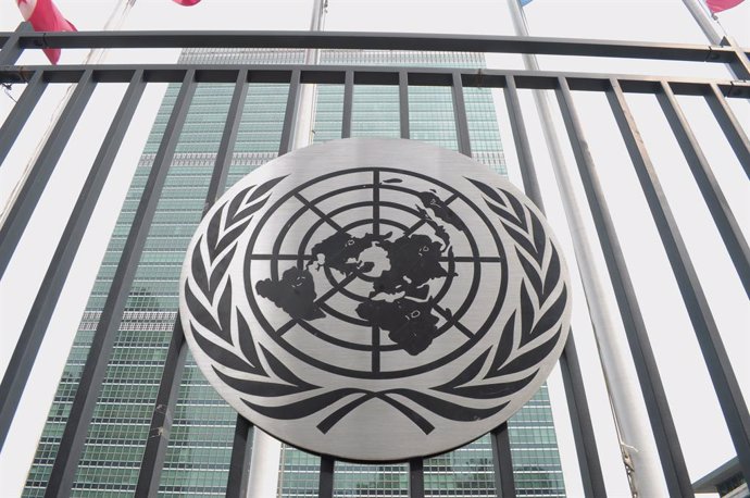 Archivo - July 25, 2024, New York, United States: The United Nations logo is seen in front of the UN building in Manhattan, New York City.