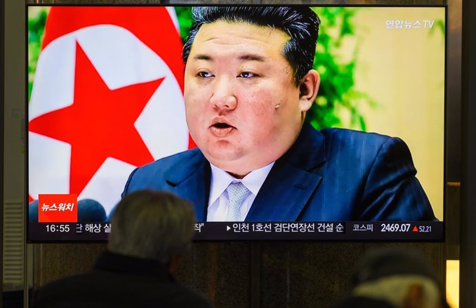 Archivo - November 18, 2024, Seoul, South Korea: A 24-hour Yonhapnews TV broadcast at Yongsan Railway Station in Seoul broadcast shows North Korea's leader Kim Jong Un attending the 4th Conference of Battalion Commanders and Political Instructors of the K