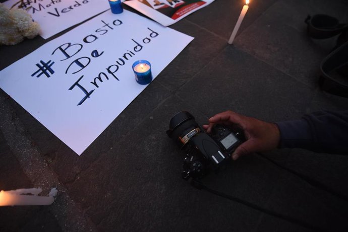 Archivo -  Periodistas de México se manifiestan por los asesinatos de comunicadores