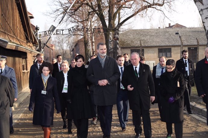 Archivo - Los Reyes Felipe y Letizia; y la ministra de Asuntos Exteriores, Unión Europea y Cooperación, Arancha González Laya (1d), tras la ceremonia de conmemoración del 75º aniversario de la liberación del campo de concentración y exterminio de Auschwit