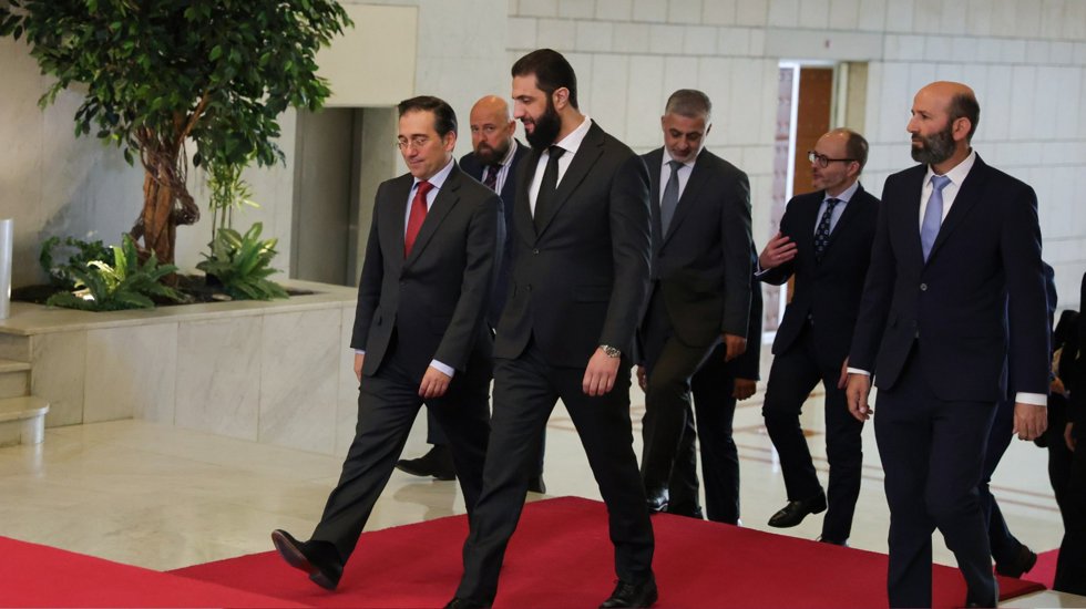 El líder 'de facto' de Siria, Ahmed Husein al Shara, conocido como Abú Mohamed al Golani, recibe al ministro de Asuntos Exteriores, Unión Europea y Cooperación de España, José Manuel Albares, durante su visita oficial a Damasco (archivo)