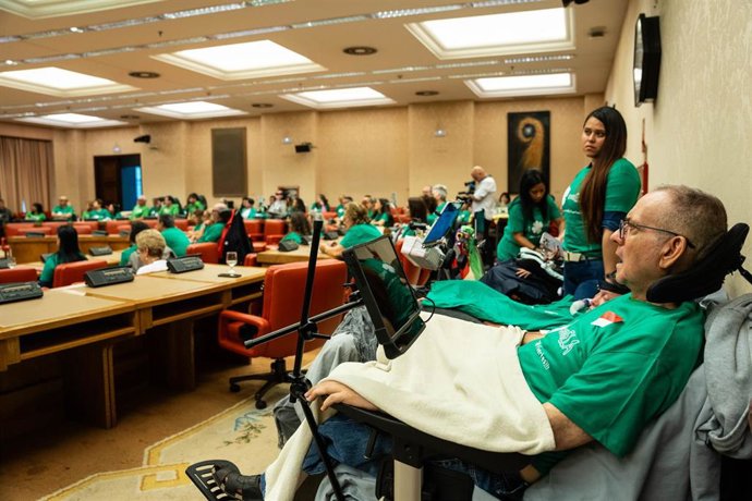 Archivo - Asociaciones por el ELA observan una sesión plenaria en la que se debate la Ley ELA, en el Congreso de los Diputados, a 10 de octubre de 2024, en Madrid (España). 