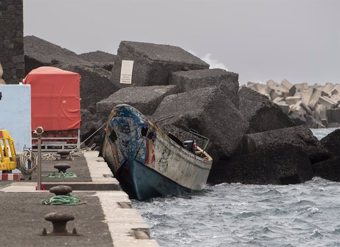 Archivo - Un cayuco tras su llegada al puerto de La Restinga, a 20 de agosto de 2024, en El Hierro, Canarias (España). En el cayuco viajaban 73 personas, todas hombres y de ellos 4 menores que viajaban solos, ayudadas a una milla del puerto por la embarca