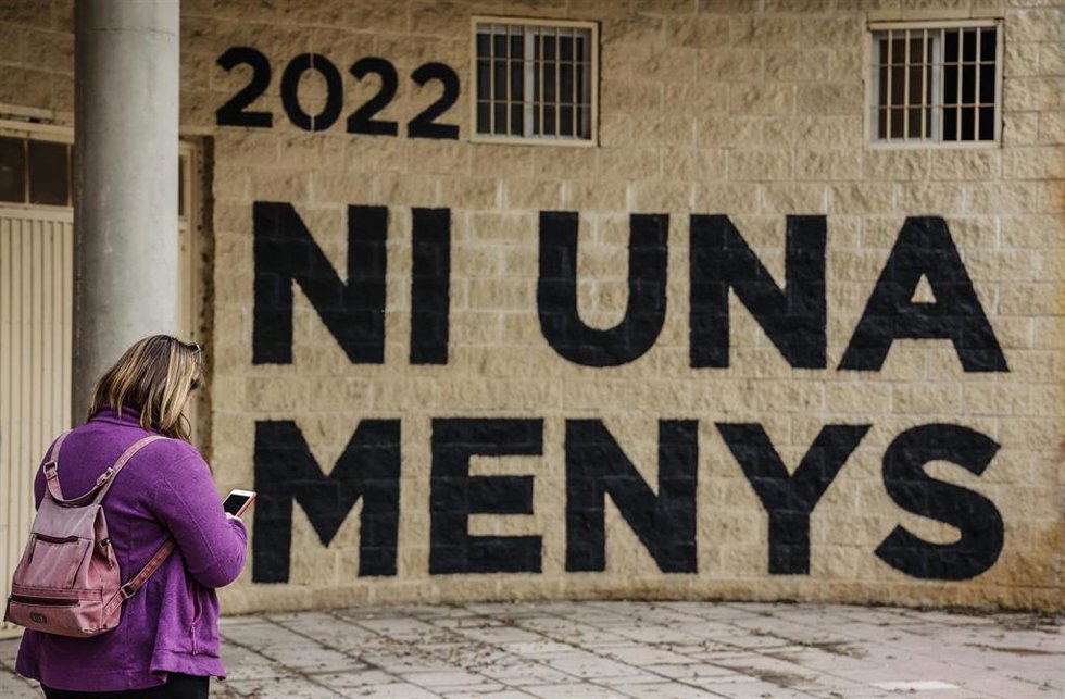 Archivo - Una pared donde se puede leer "Ni una menos" en un acto en memoria de las víctimas de violencia de género.