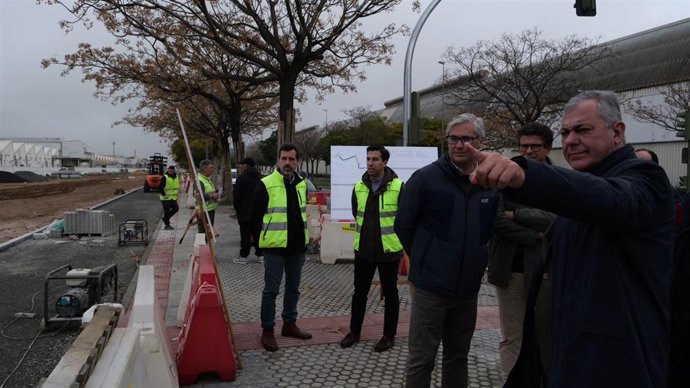 El alcalde de Sevilla, José Luis Sanz, supervisa las obras del carril bici de San Jerónimo hacia el norte.
