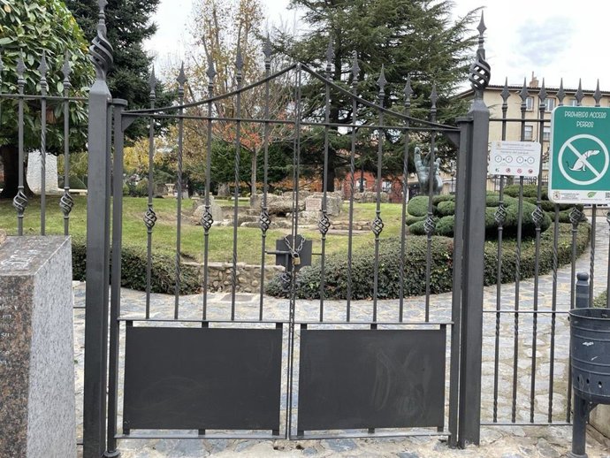 Archivo - Cierre de parques en León ante los fuertes vientos